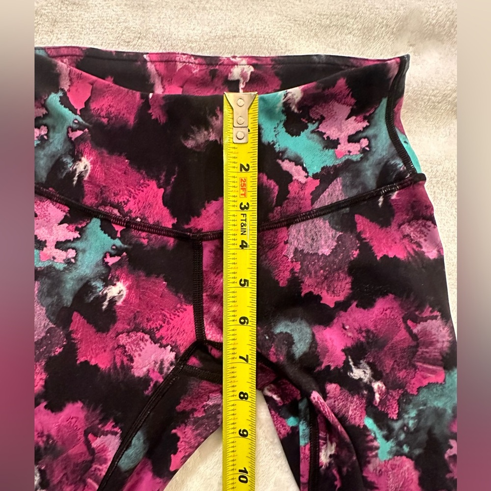 Lululemon size 2 pink capri leggings. Excellent condition - Picture 4 of 7